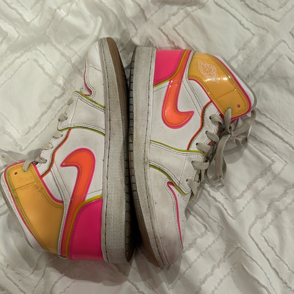 Air Jordan 1 Mid Se Gs 'Edge Glow